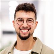 Junge Führungskraft, kann aus den zahlreichen Erfahrungen und Weiterbildungen unterrichten